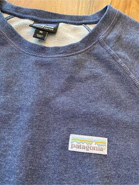 Patagonia W’s Navy pastel P-6 label mid-weight crew sweatshirt.